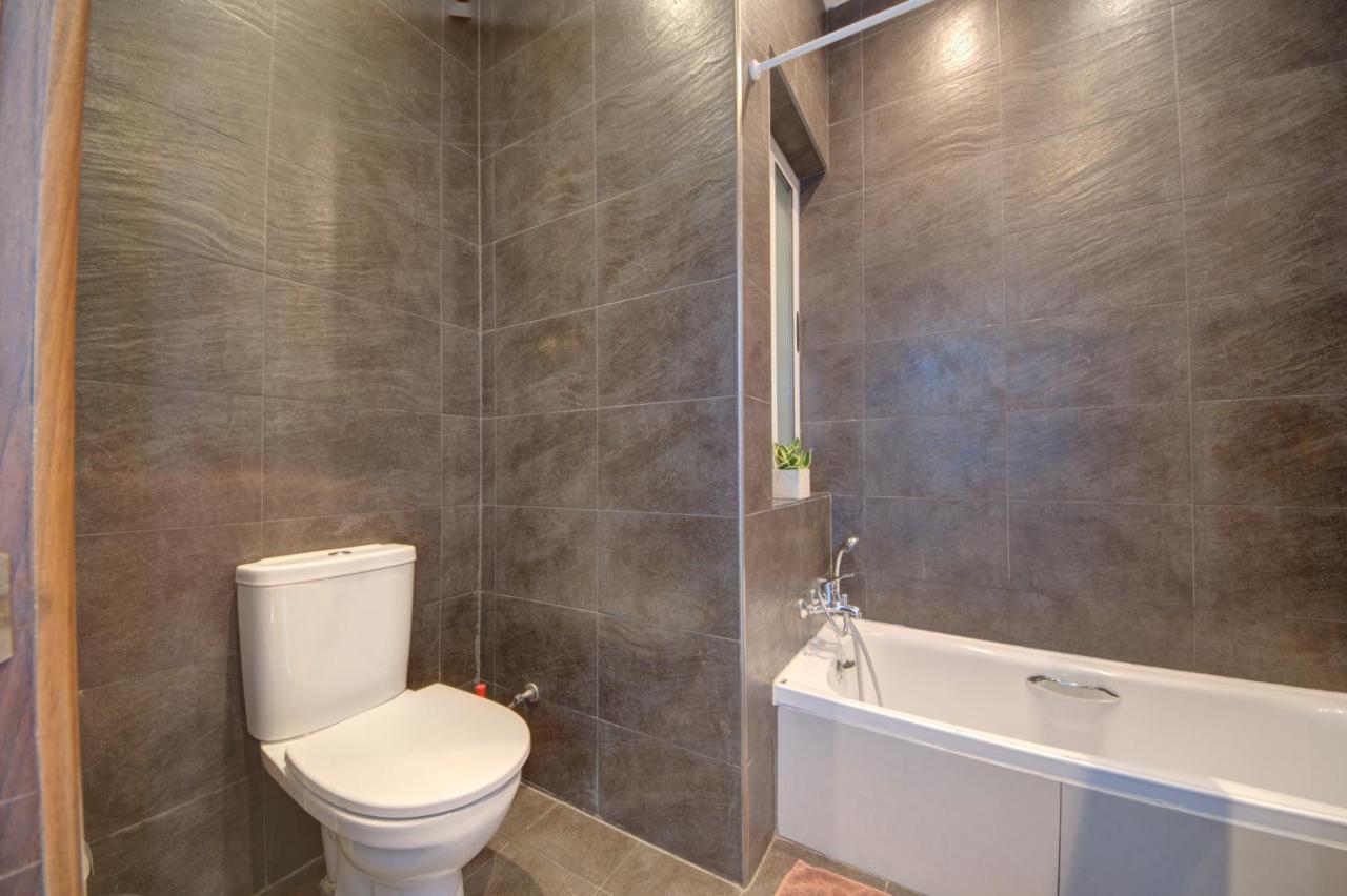 St Julians 2 Bedroom Apartment With Commanding Seaviews By Shortletsmalta San Julián Exterior foto